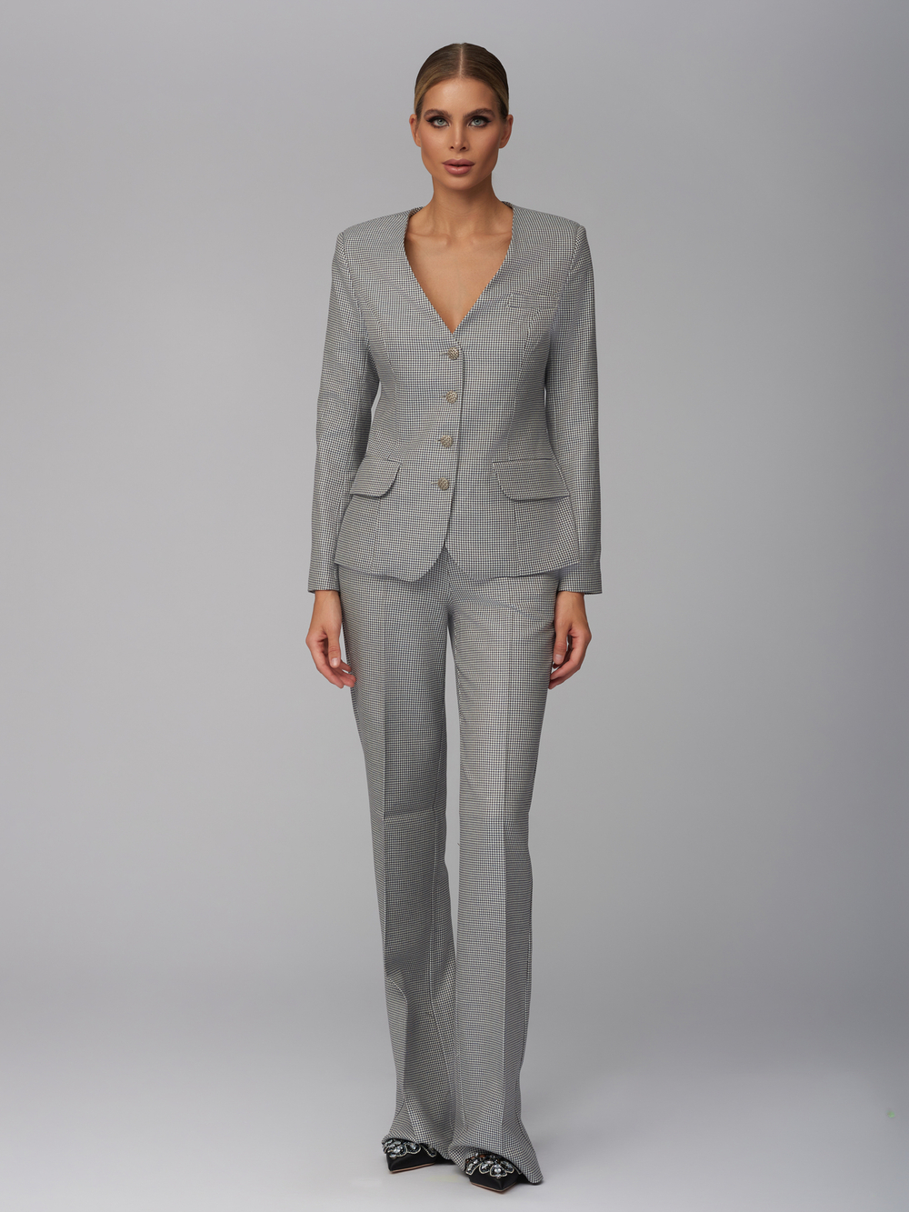 Женский серый костюм в клетку без воротника