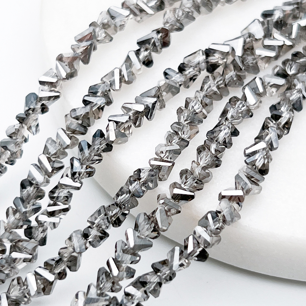 Бусина Треугольник, стекло, цвет серый+серебристый, размер около 3*4 мм, цена за нить 32 см