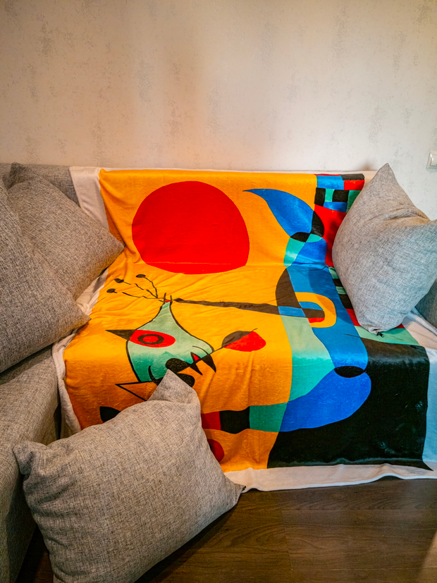 Плед "Миро", по мотивам литографии, созданной на камне каталонским художником сюрреалистом Жоаном Миро