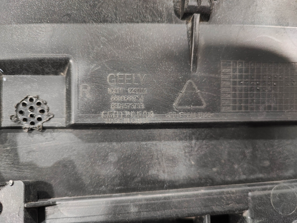 Накладка двери задней правой Geely Monjaro 21-нв Б/У Оригинал 6073120100