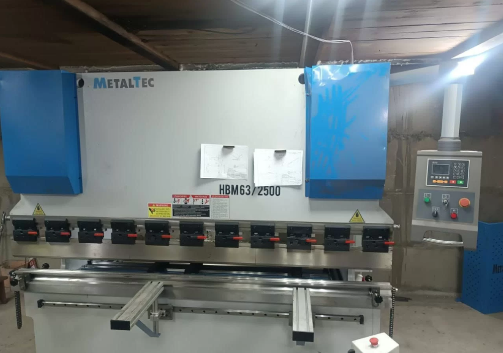 MetalTec HBM 40/2500 (Е22, инвертор заднего упора) листогибочный гидравлический пресс