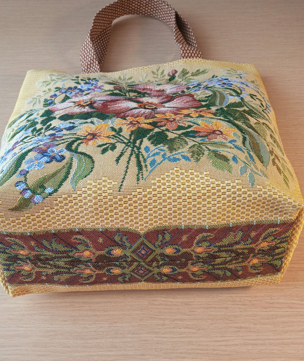 Гобеленовая сумка Букет с шиповником (39х39х12)
