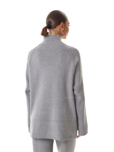 Серый трикотажный костюм с брюками