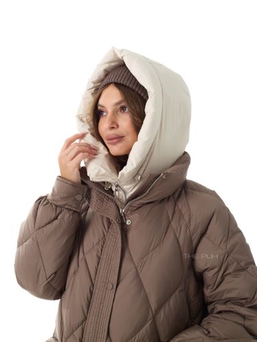 Удлиненный пуховик с контрастным капюшоном в цвете капучино