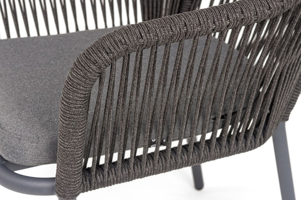 "Лион" стул плетеный из роупа, каркас из стали темно-серый (RAL7024) муар, роуп темно-серый круглый, ткань темно-серая 027