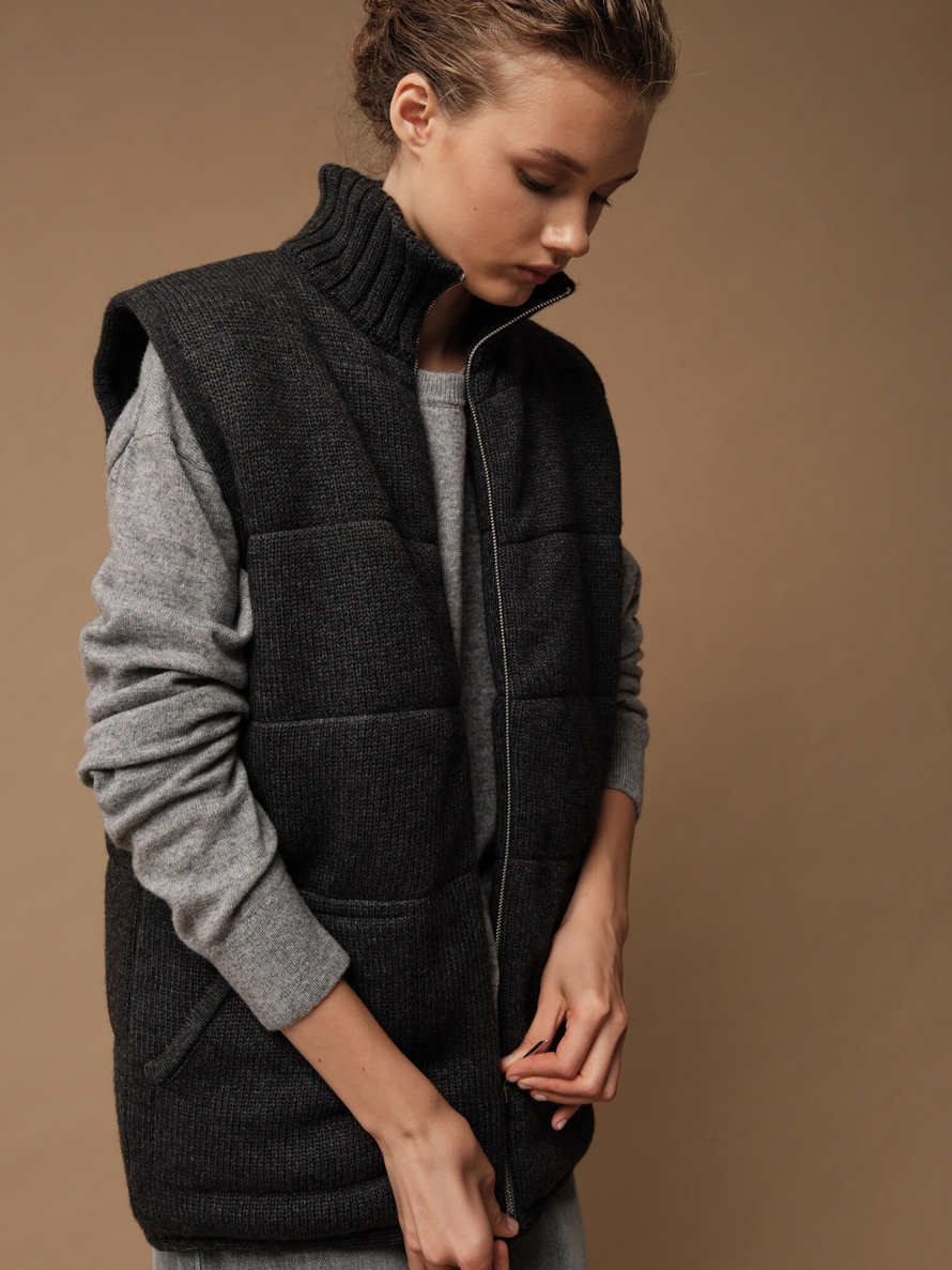 V0442-8101 Жилет темно-серый dbr