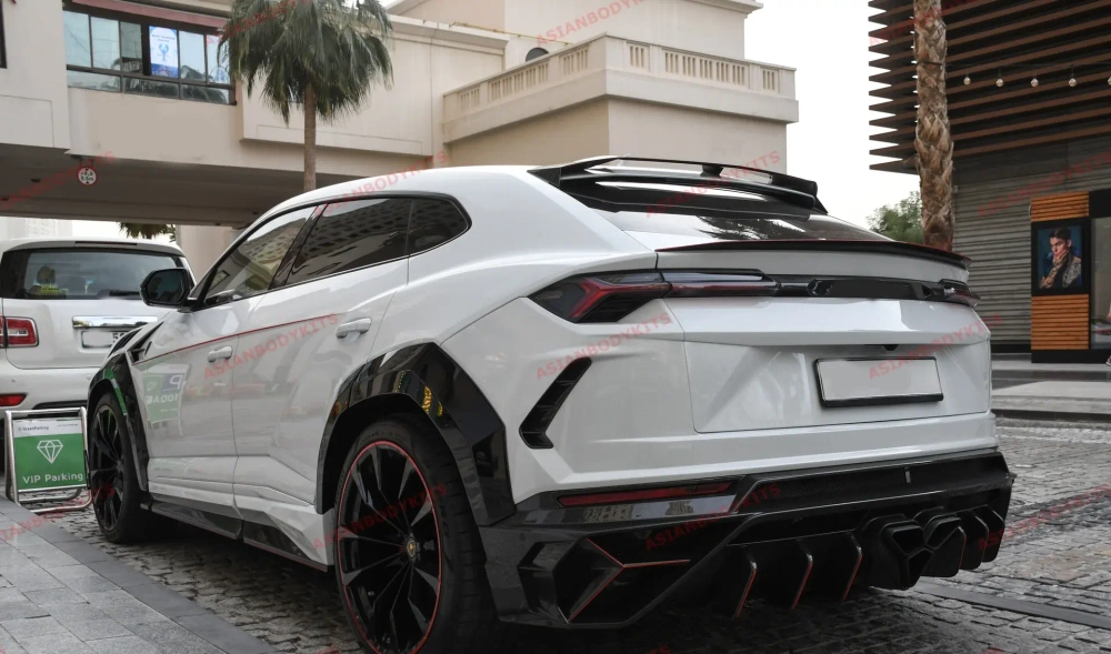 Карбоновая панель между задними фарами для Lamborghini Urus 2018+ Ламборгини Урус