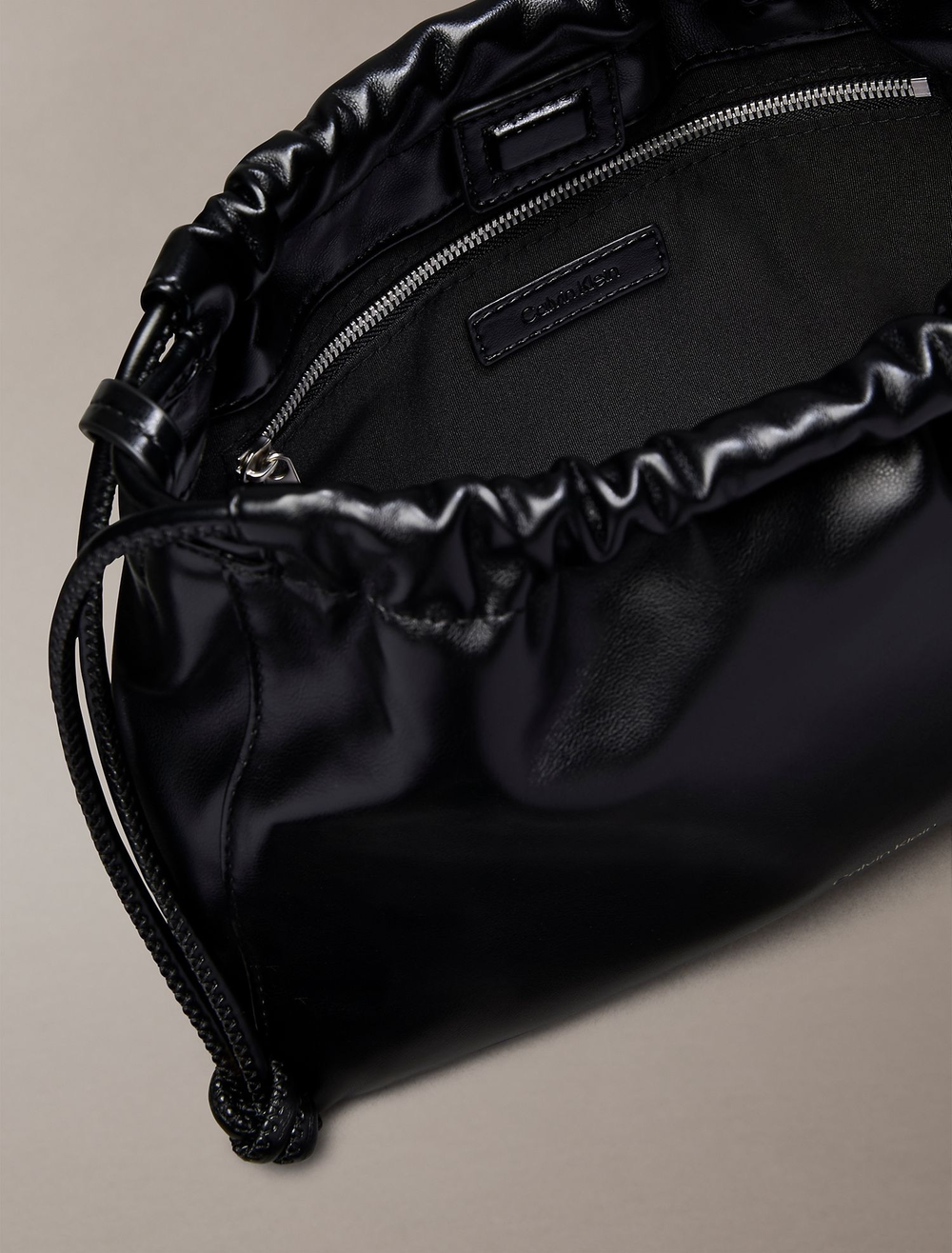 Сумка Calvin Klein Drawstring Crossbody Bag Black