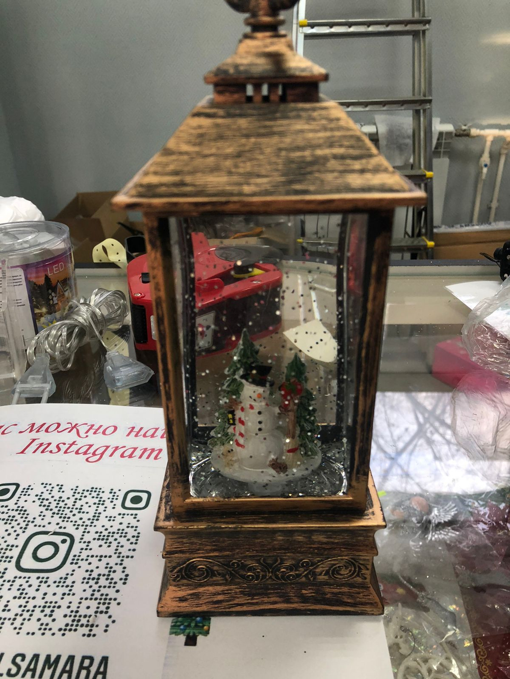 Фонарь новогодний светящийся Снеговик с елочкой от сети и от батареек 26см QW16