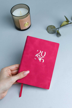 Ежедневник датированный 2026 ESCALADA, А6, 120 л., арт. 70316/ 20 БЕЙБИСКИН МАЛИНОВЫЙ (кожзам: 105x150 мм, мягкий переплёт, материал обложки: искусственная кожа "Бейбискин"; декор: тиснение фольгой; способ крепления блока: ниткошвейный; вн. блок: 120