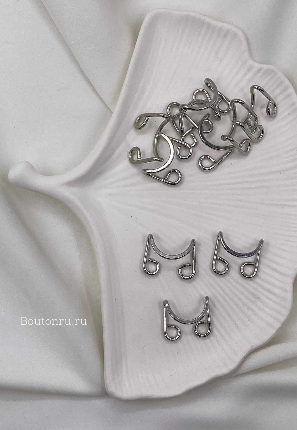 Крючок на стойку воротника серебро