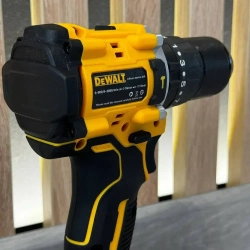 DeWalt Дрель-шуруповерт, 18 В, 40 Нм, 2 АКБ