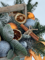 Композиция с ароматной корицей в ящике