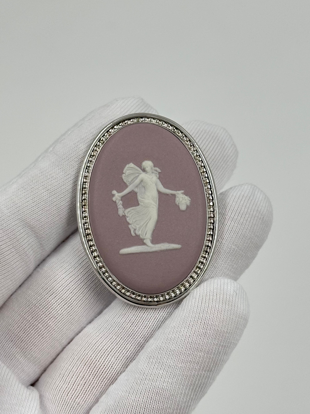 Брошь Wedgwood лиловая