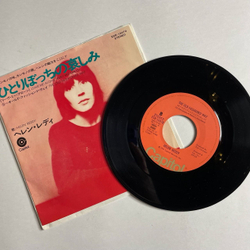 Винтажная виниловая пластинка LP Helen Reddy Leave Me Alone (Ruby Red Dress) / The Old Fashioned Way (Japan 1973) 7 дюймов, 45 RPM, Single