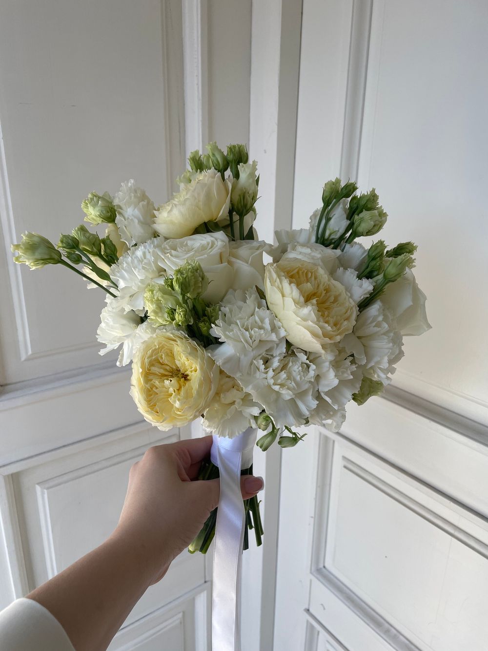 Свадебный букет из диантусов, лизиануса, кустовых пионовидных и одноголовых роз