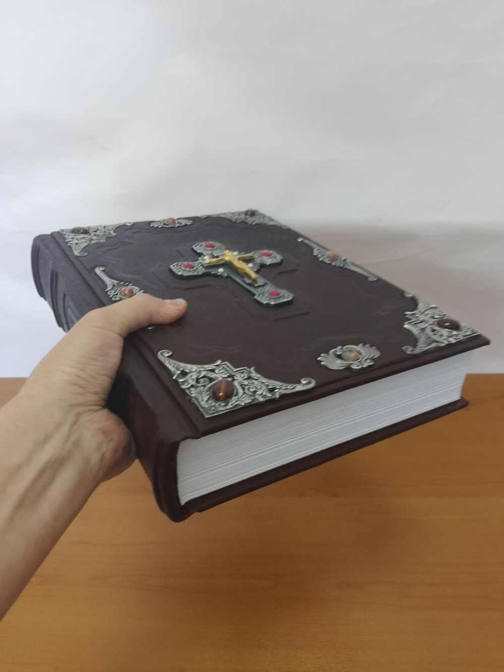 Книга подарочная в кожаном переплете с позолоченным распятием "Библия с иллюстрациями Доре"