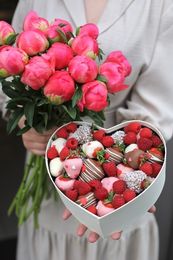 Комбо набор с пионами и сердцем "Клубника - малина"