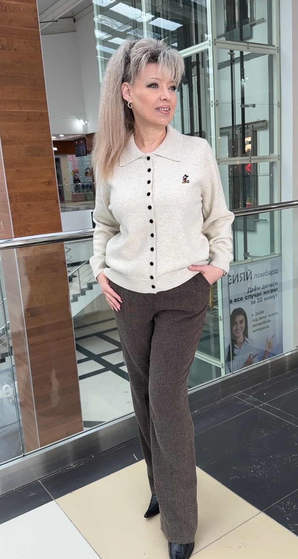 Светлый жакет на черных пуговках