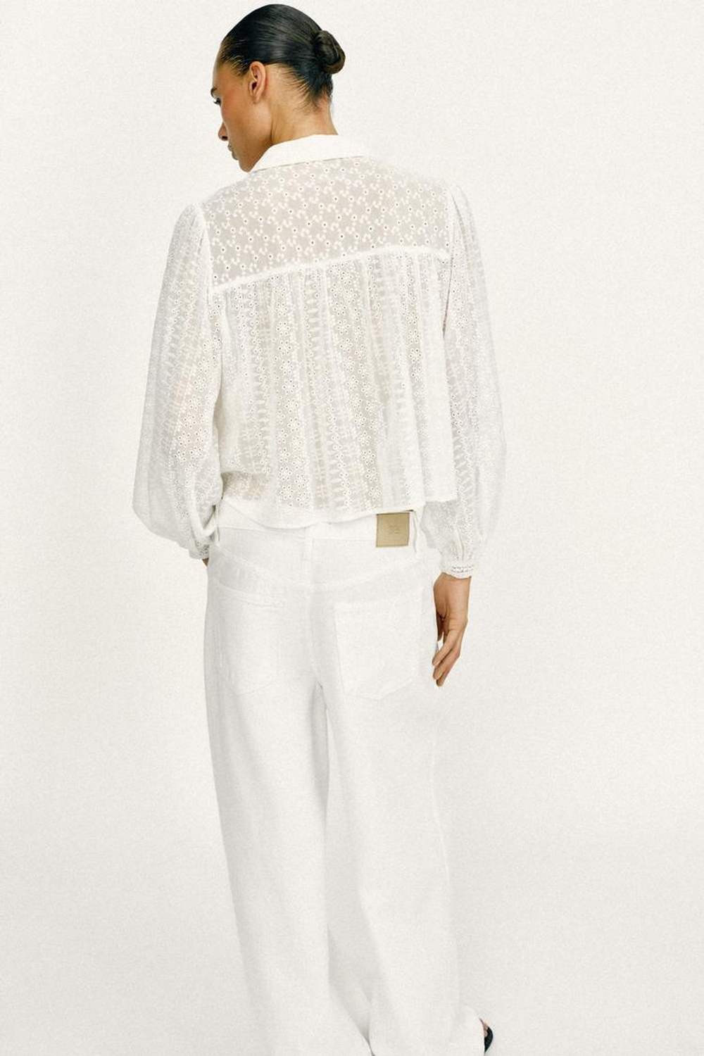 ZARA КОРОТКАЯ БЛУЗА С АЖУРНОЙ ВЫШИВКОЙ, БЕЛЫЙ