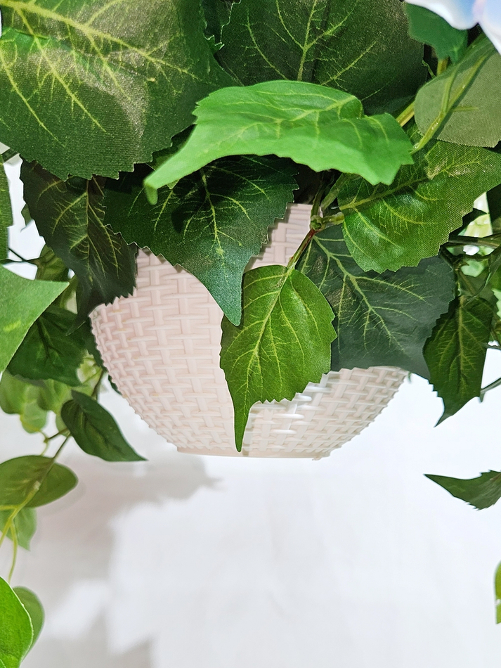 Гортензия бело-голубая 60см в подвесном белом кашпо на цепочке