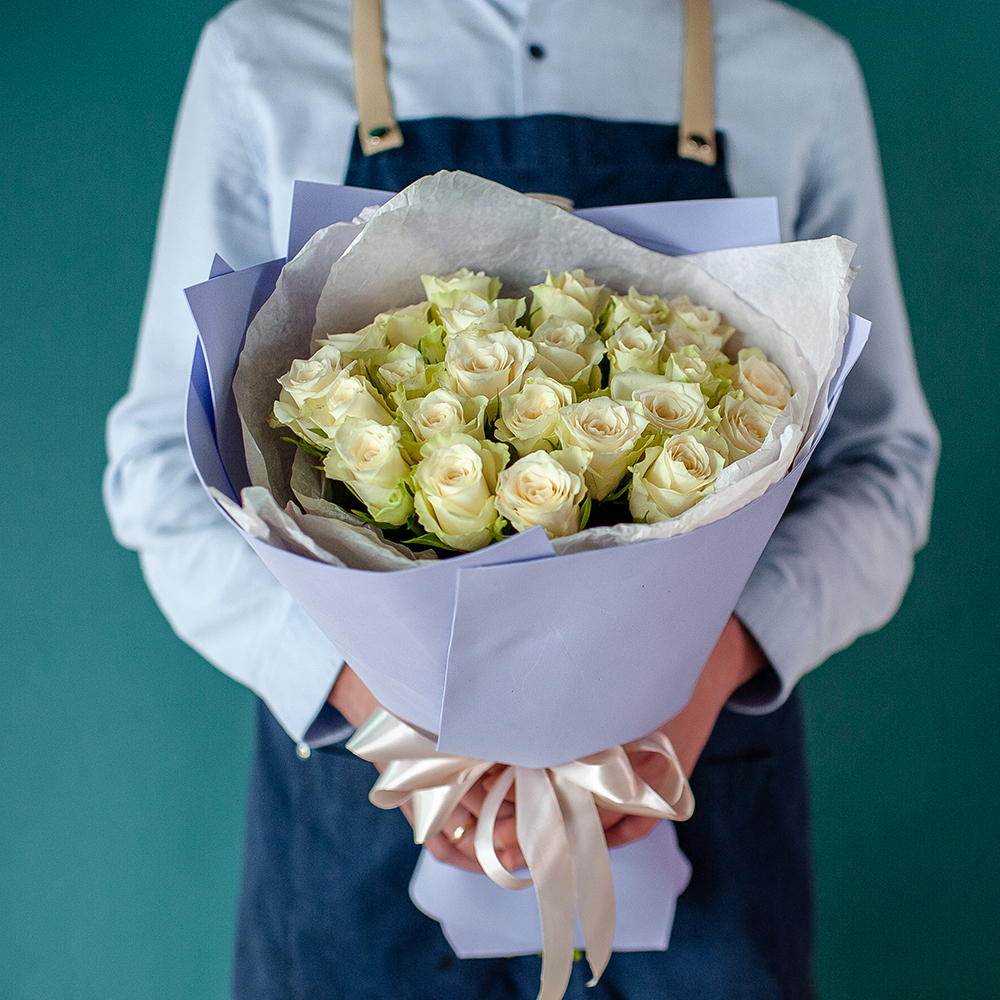 Нежный букет 25 белых роз в сиреневом оформлении