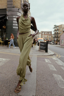 ZARA ТОП С ГОРЛОВИНОЙ ХАЛТЕР, ФУРНИТУРОЙ, УЗЛОМ И ОТКРЫТОЙ СПИНОЙ, СВЕТЛЫЙ ХАКИ