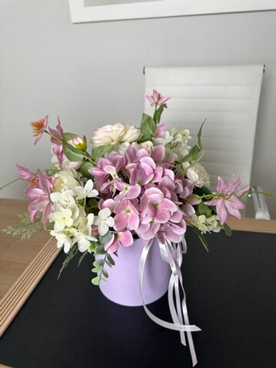 Цветочная композиция в сиреневой коробке, в-33 см