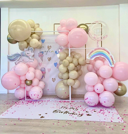 Фотозона из розовых воздушных шаров "Принцессе"