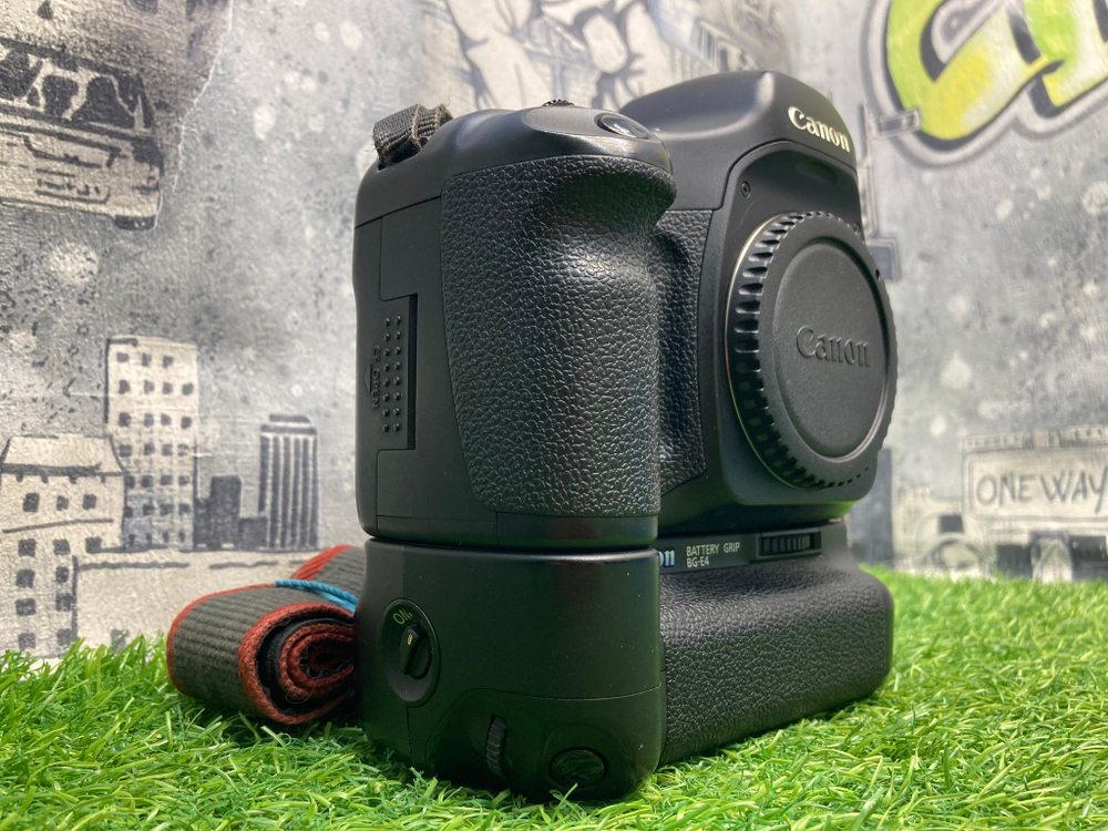 Canon EOS 5D + BG-E4