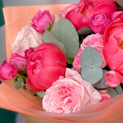 Яркий букет с пионами и кустовыми розами купить в Москве