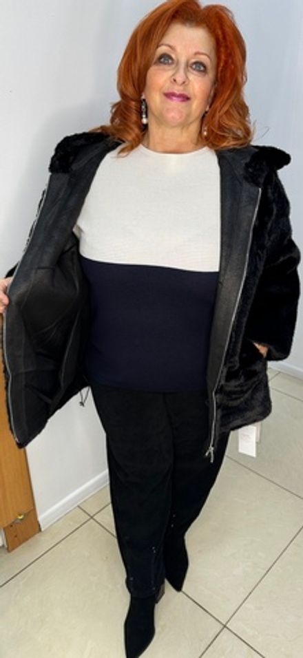 Черная шубка с капюшоном из искусственного меха