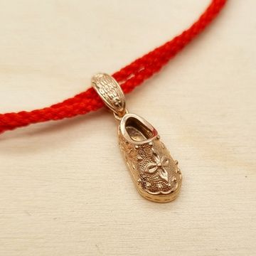 Красный браслет с позолоченным тапочком Спиридона и бусиной