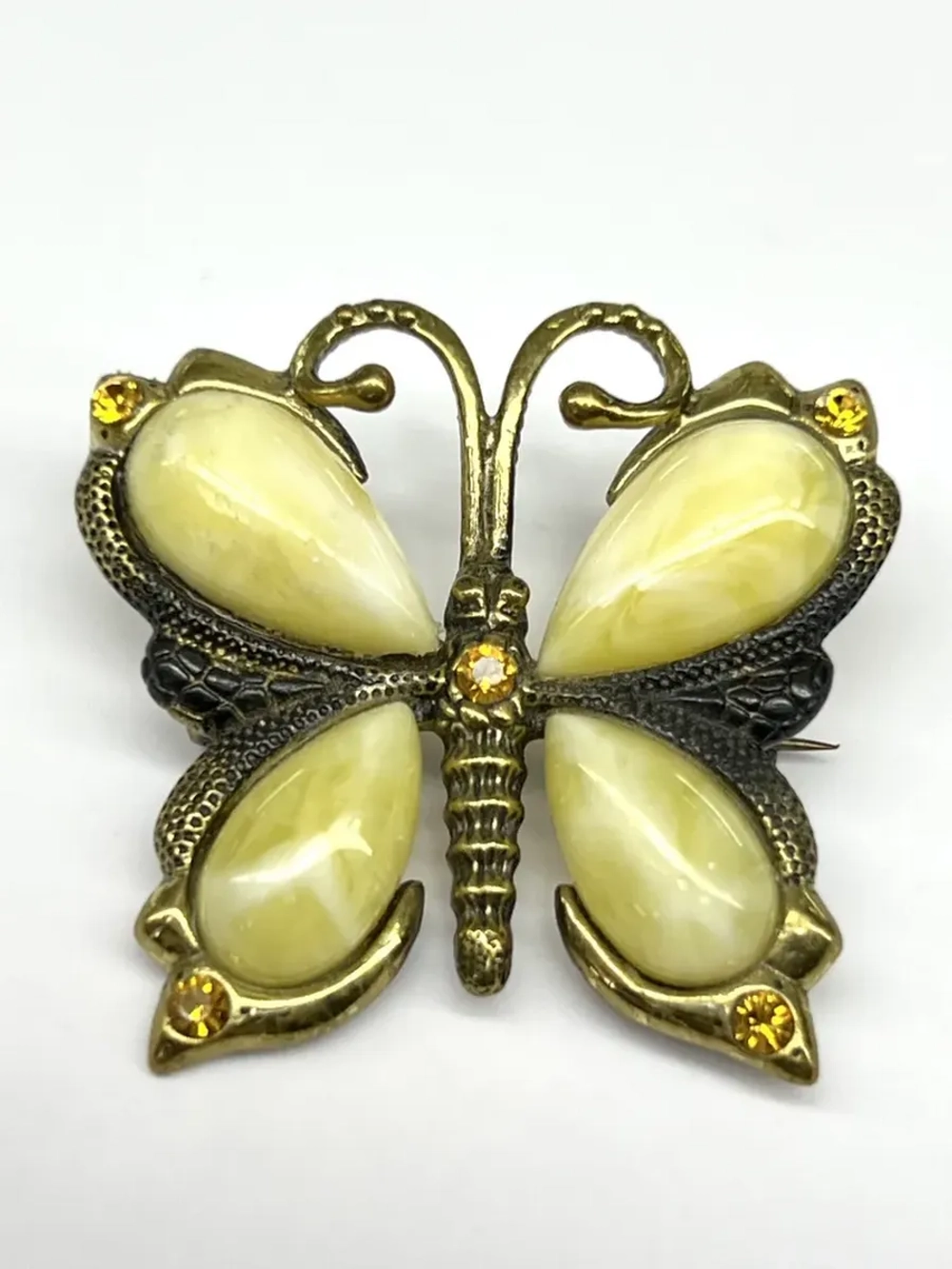 Бронзовая брошь на янтаре