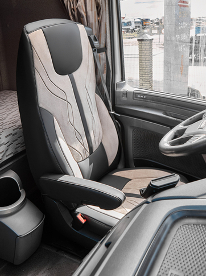 Чехлы Люкс DAF XF 106 (экокожа, черный цвет, бежевая вставка)