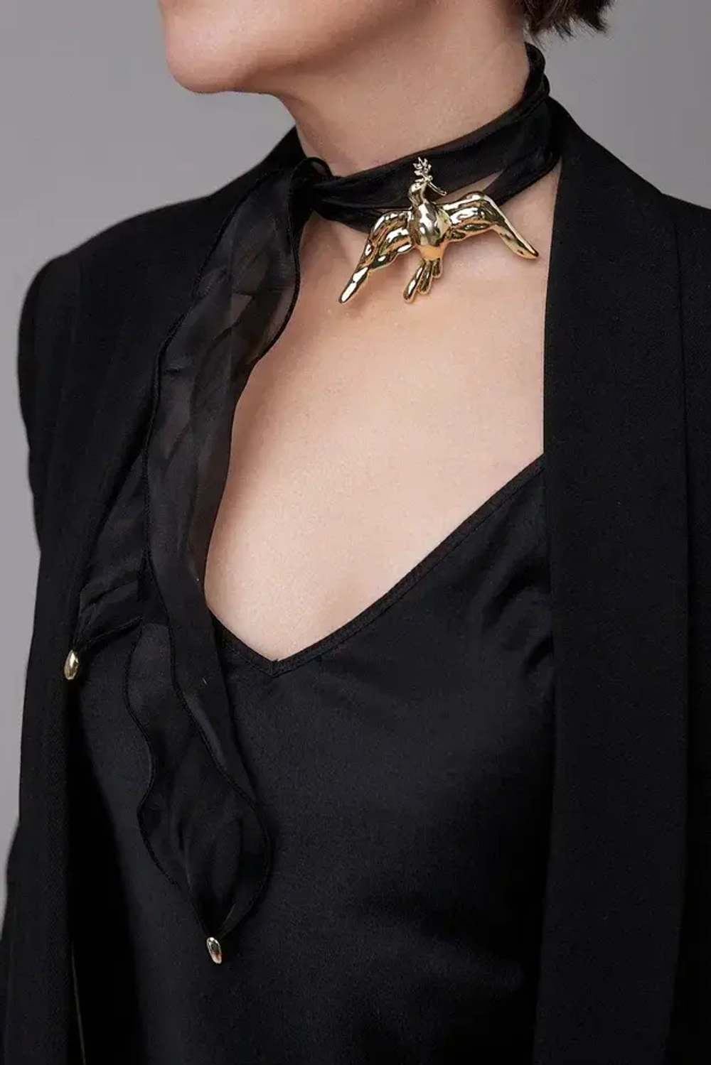 Колье Serenity птица в оттенке золото на черной ленте из органзы