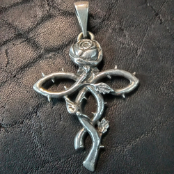 Подвеска "Под розой сказано"