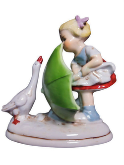 Статуэтка "Девочка с зонтиком и гусем" Lippelsdorf