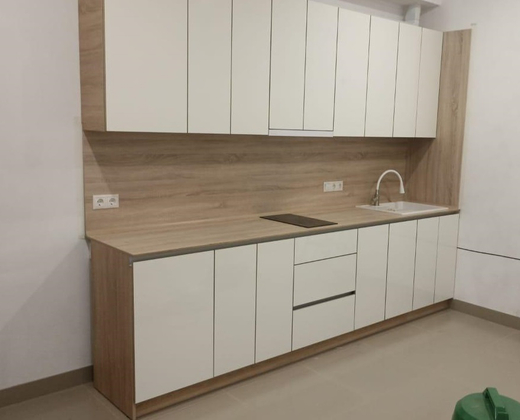 Кухонный гарнитур в скандинавском стиле с фасадами, столешницей, пристенной панелью из влагостойкой фанеры покрытой пластиком.