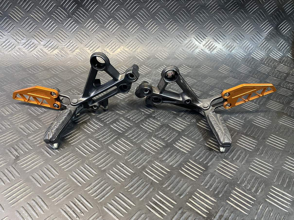 Подножки водительские KTM 250 Duke 2020 (с кронштейнами)