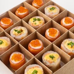 Бокс канапе с дальневосточным лососем и рулетиками из креветок с семгой