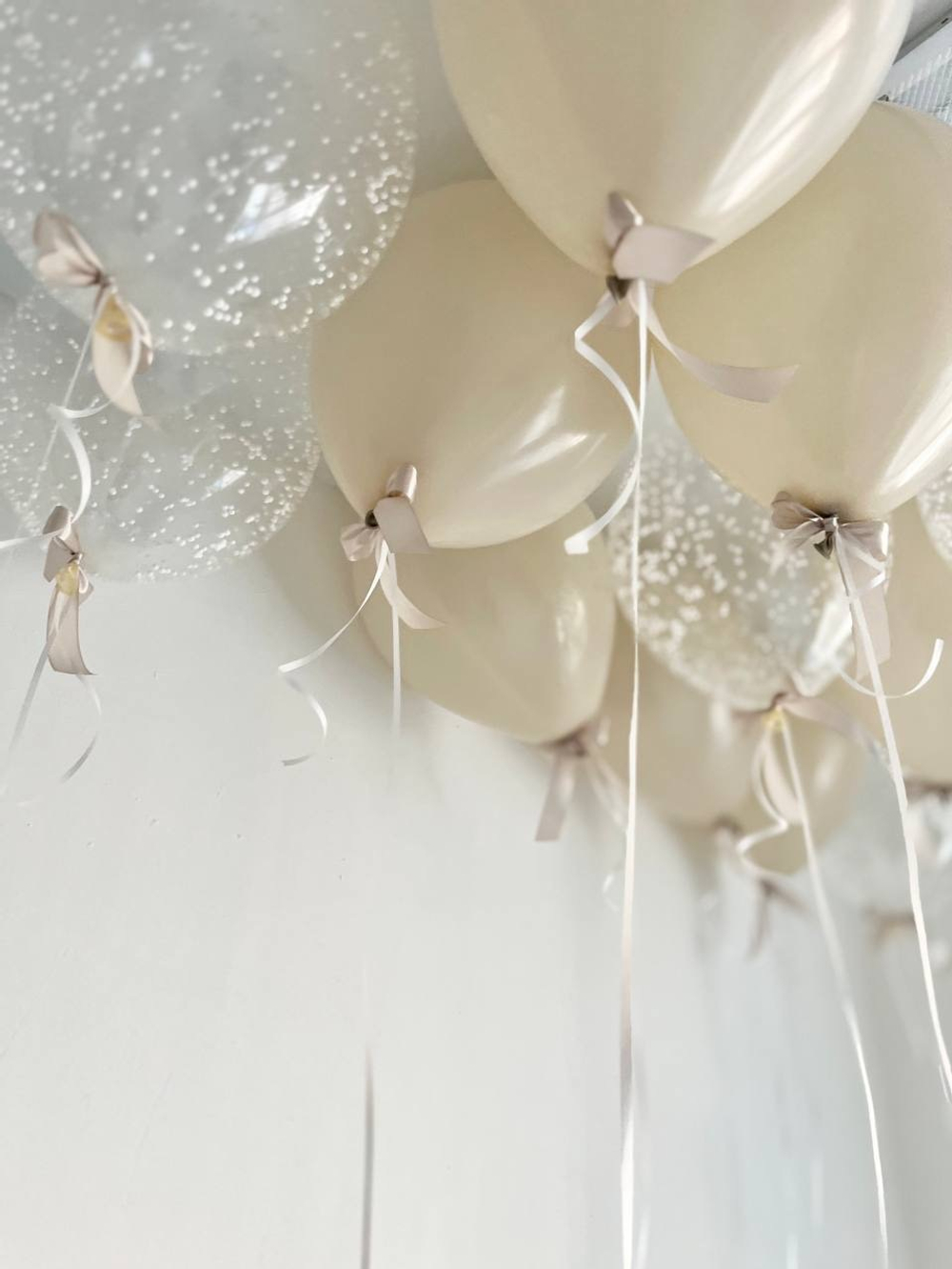 Бежевые воздушные шары под потолок №2874