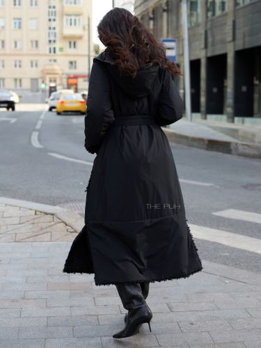 Утепленное черное пальто с эко-мехом