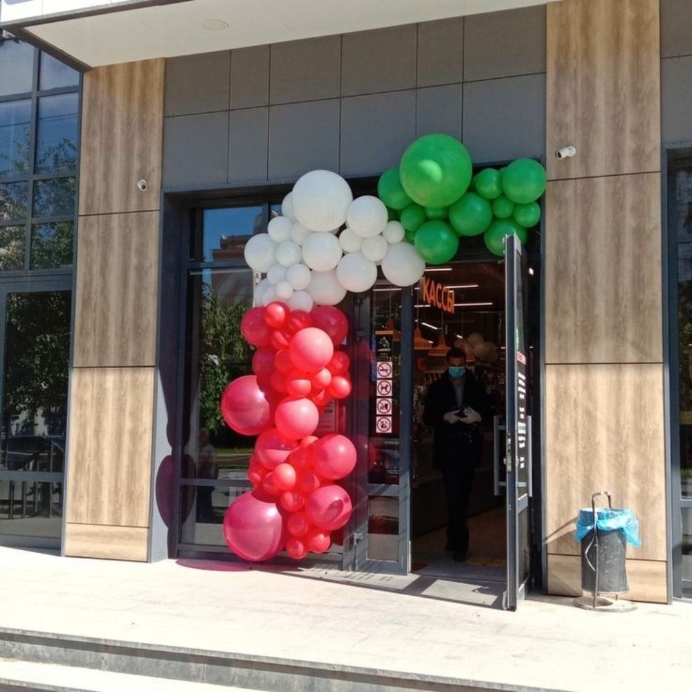 Оформление шарами открытия или праздника магазина