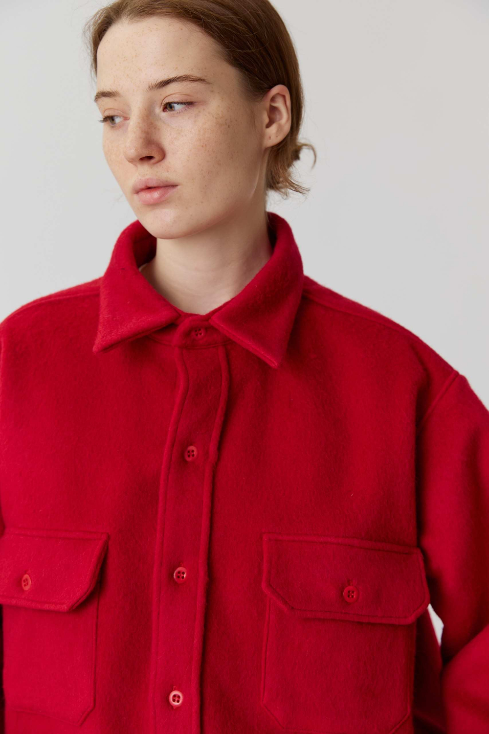 Объемная мужская рубашка из малиновой шерсти