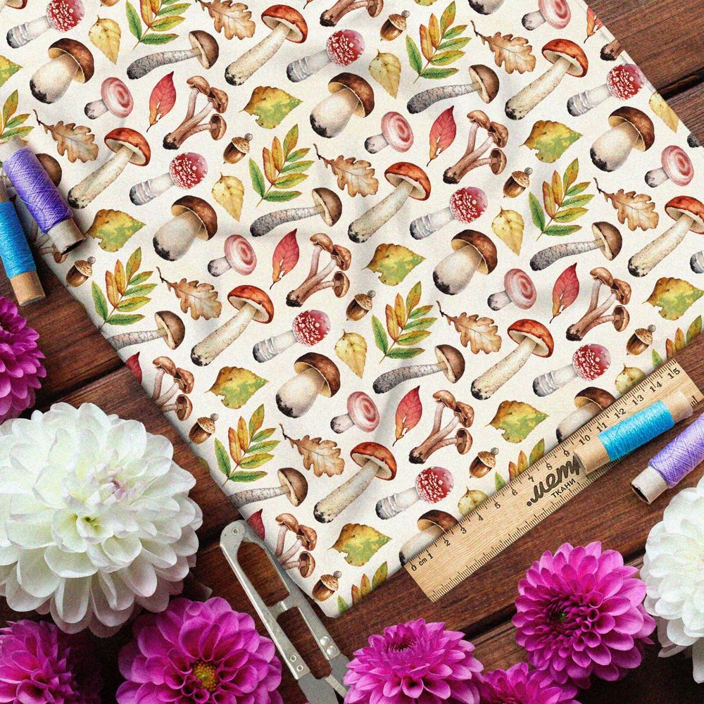 Ткань лён лесные грибы и желтеющие листья на белом фоне