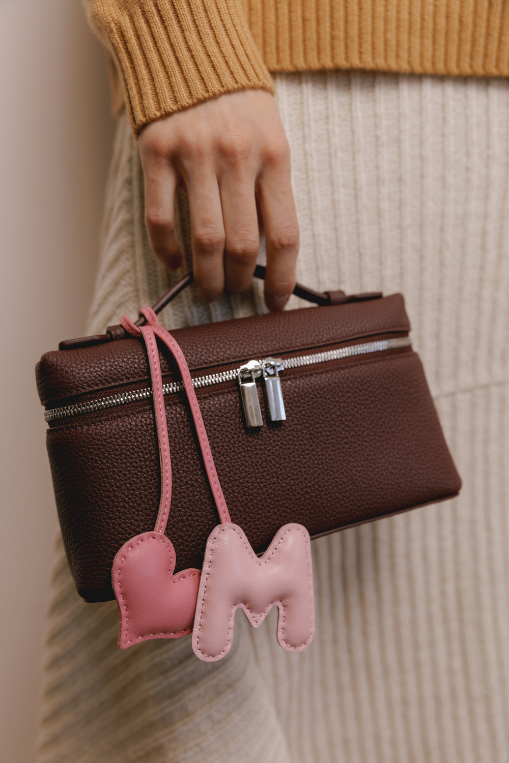 Брелок LOVE розового цвета