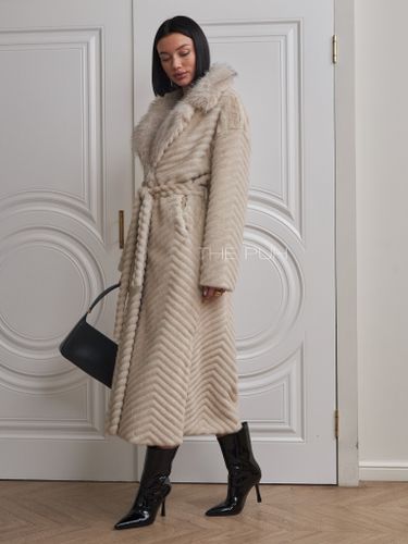 Длинная бежевая шуба из эко-меха