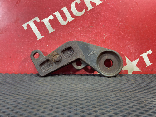 Кронштейн амортизатора нижний правый