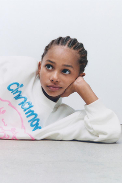 ZARA БЛЕСТЯЩАЯ ТОЛСТОВКА С РЕЛЬЕФНЫМ УЗОРОМ «КОРИЦЫ» ©САНРИО, ЖЕЛТОВАТО-БЕЛЫЙ